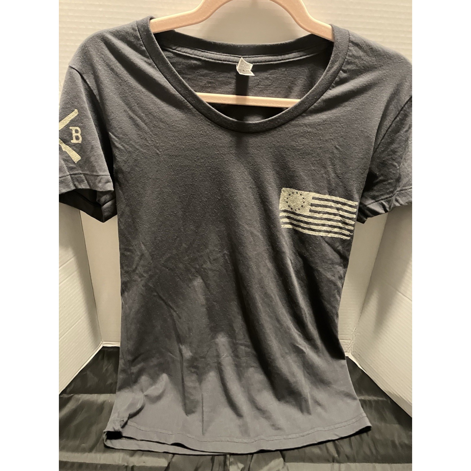 Red White And Blue Apparel Women's Gray Distressed American Flag Graphic Tee L